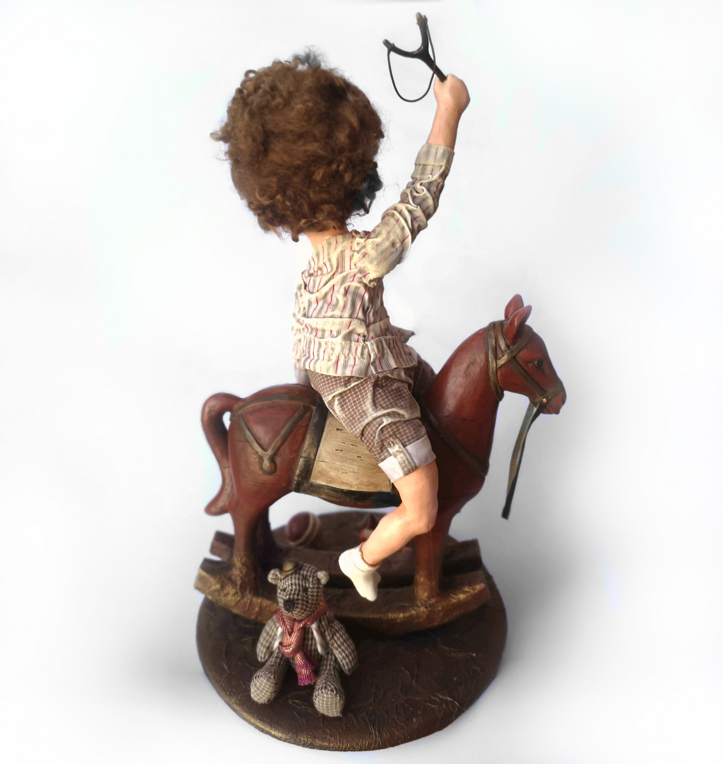 Interjerinė lėlė „Berniukas ant supamo arkliuko“