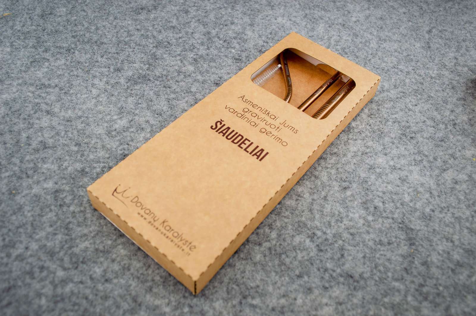 Graviruoti vardiniai šiaudeliai