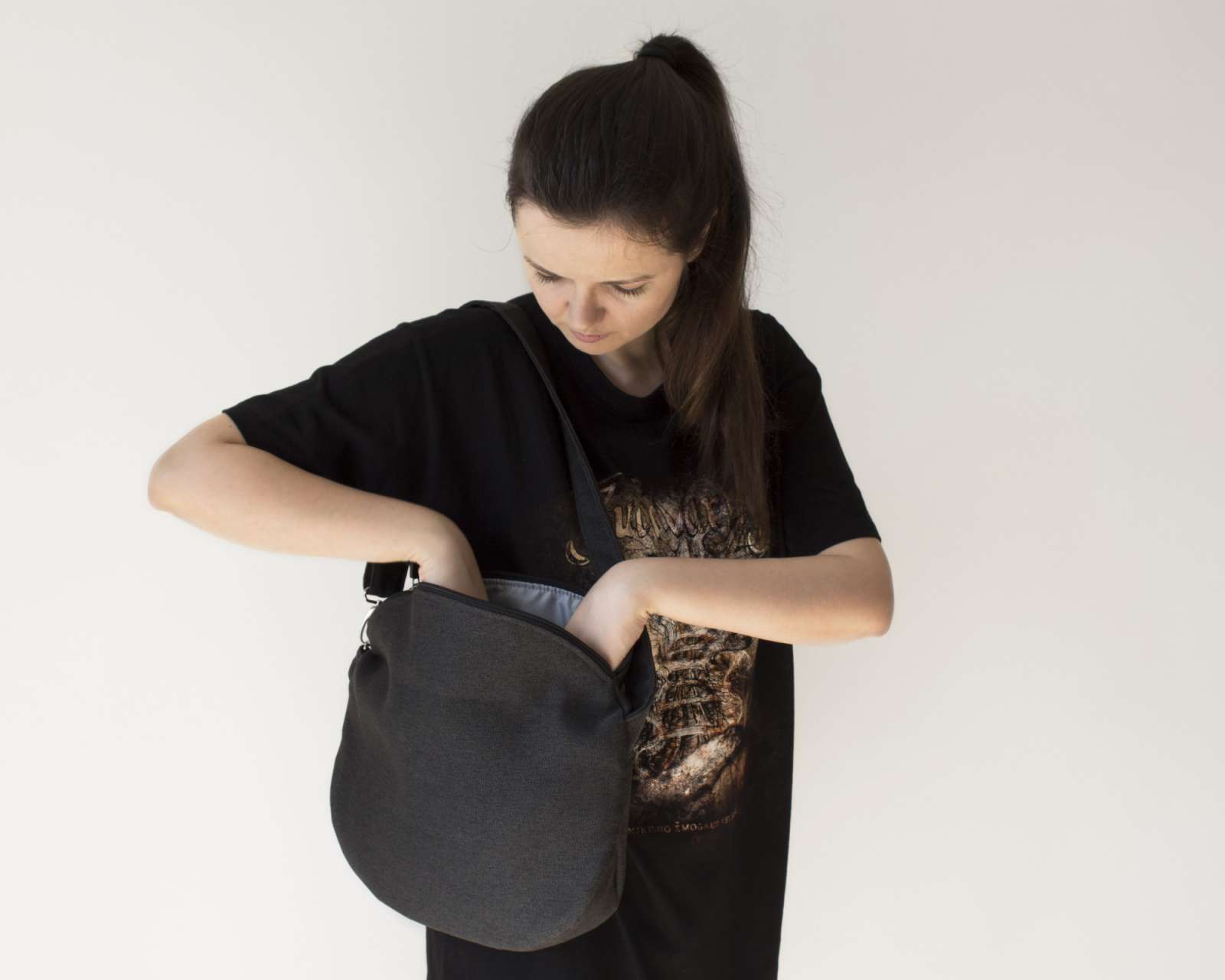 Juoda rankinė per petį unisex, Avontuur