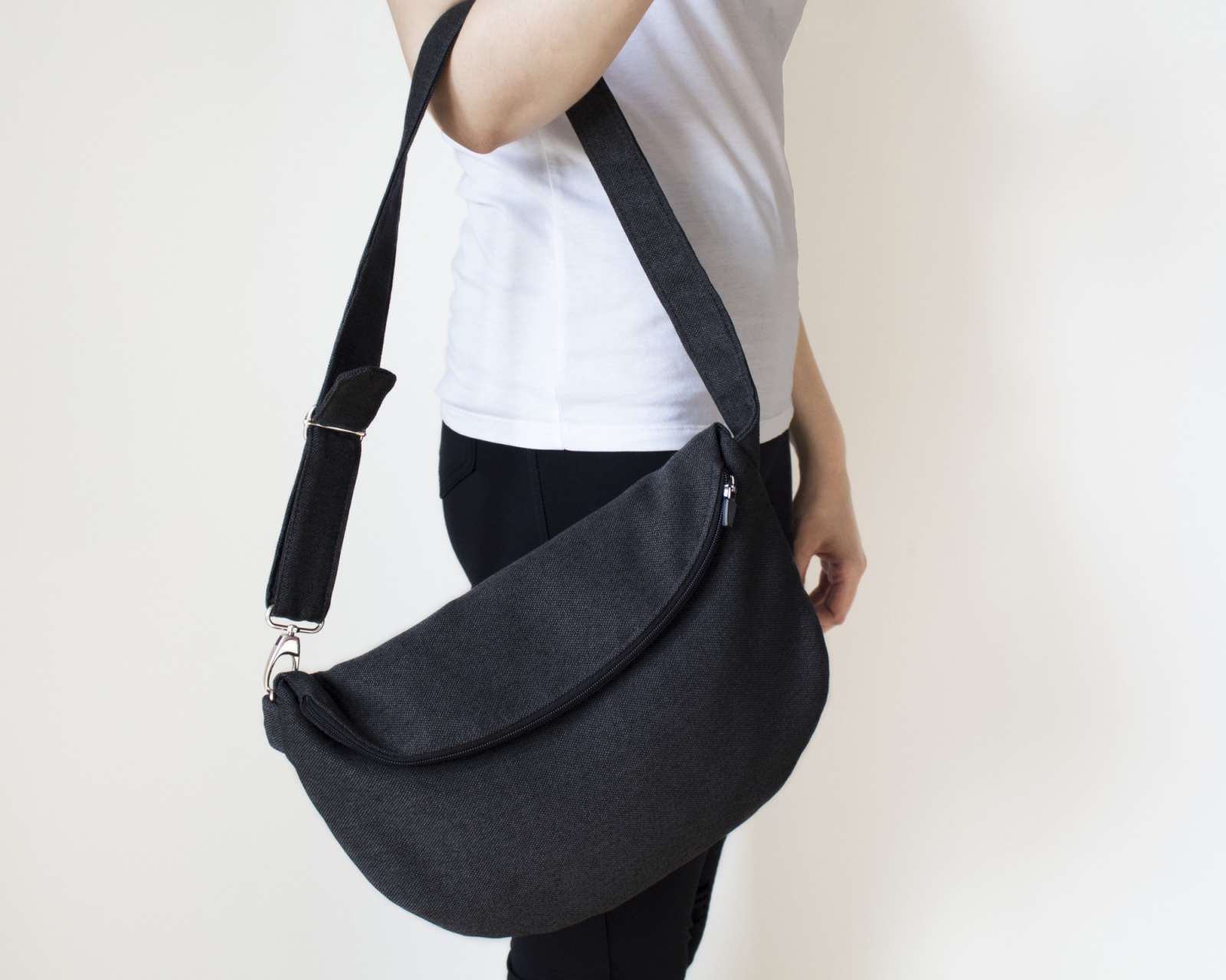 Juoda rankinė per petį unisex, Avontuur