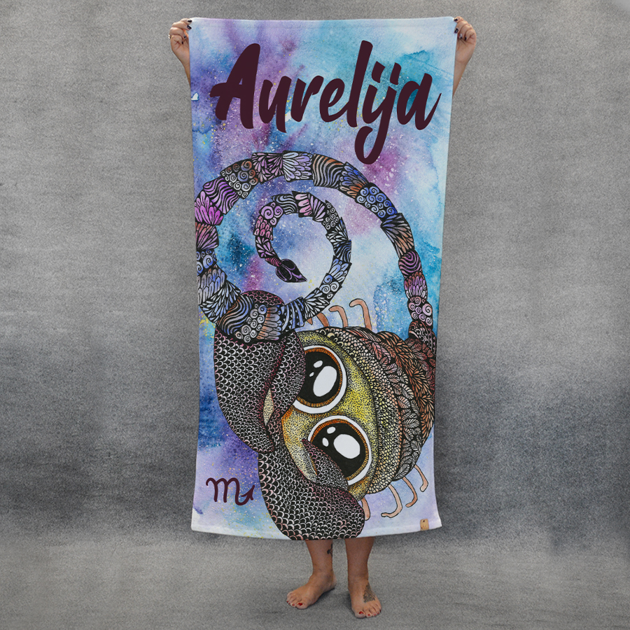 SKORPIONO ZODIAKO ŽENKLU iliustruotas originalus rankšluostis su VARDU (S, L, XL)