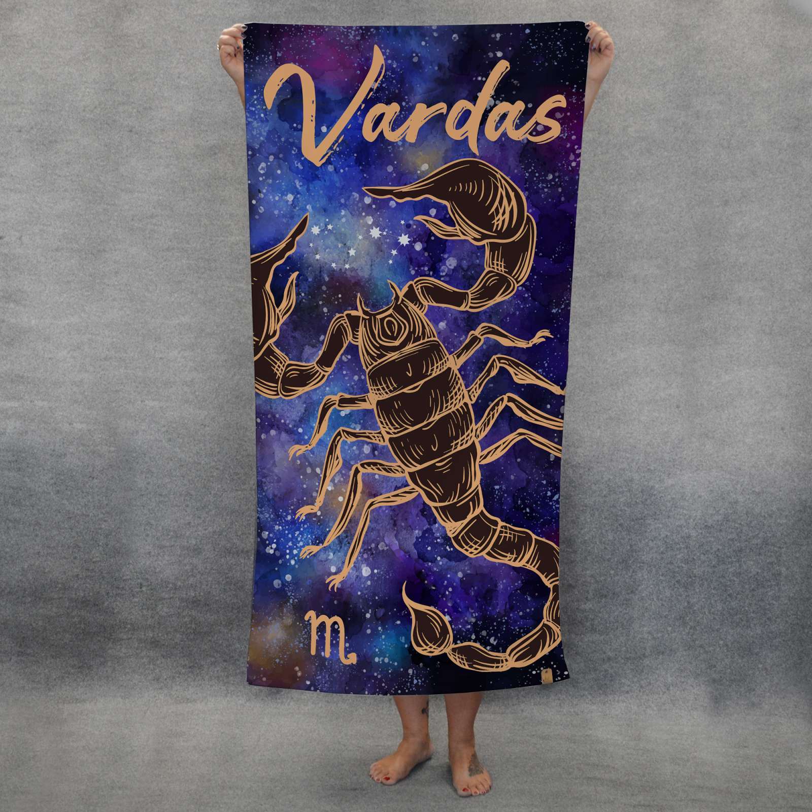 SKORPIONO ZODIAKO ŽENKLU iliustruotas originalus rankšluostis su VARDU (S, L, XL)