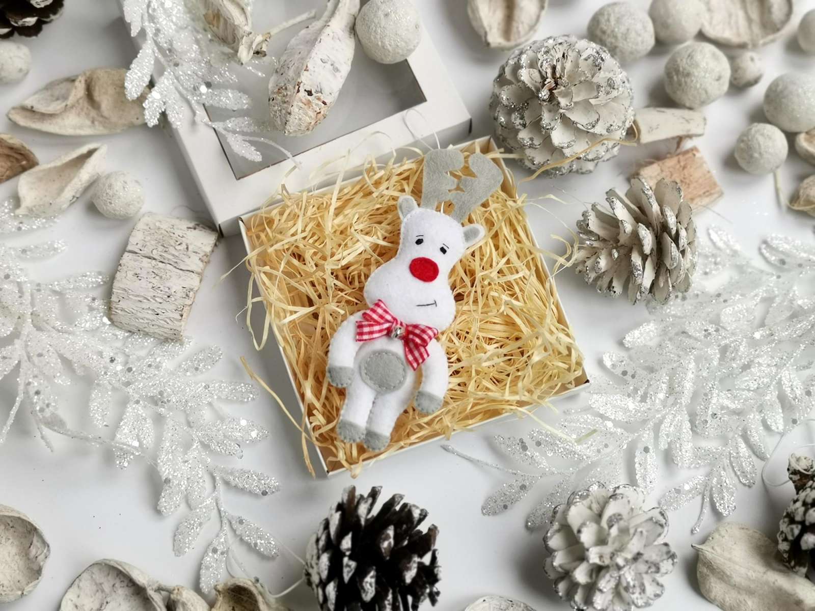 Kalėdinės eglutės dekoracija, rankų darbo žaisliukas Baltas Elnias 1 vnt.