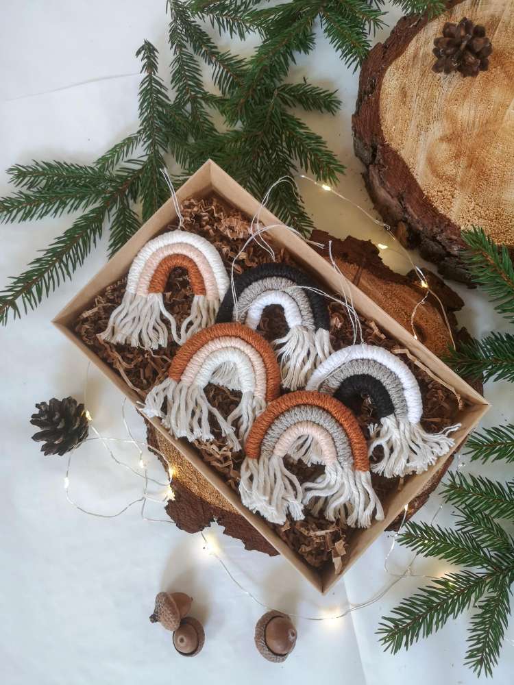 Mini macrame vaivorykštės. Kalėdinės eglutės dekoracijos.
