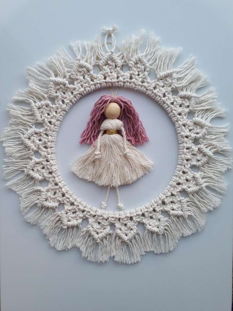 Makrame mandala su lėlyte