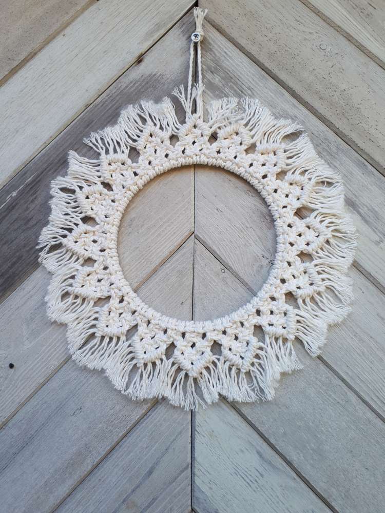 Makrame mandala su lėlyte