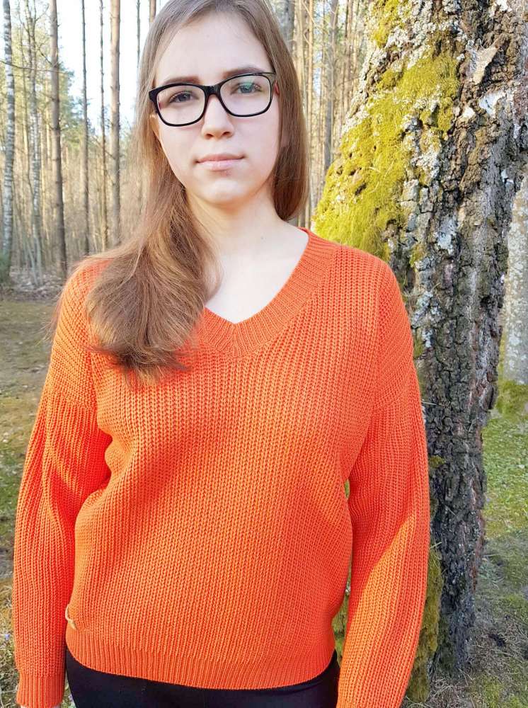 Moteriškas megztas megztinis, Merino vilnos megztinis su raštu, Laisvas megztukas trikampiu kaklu