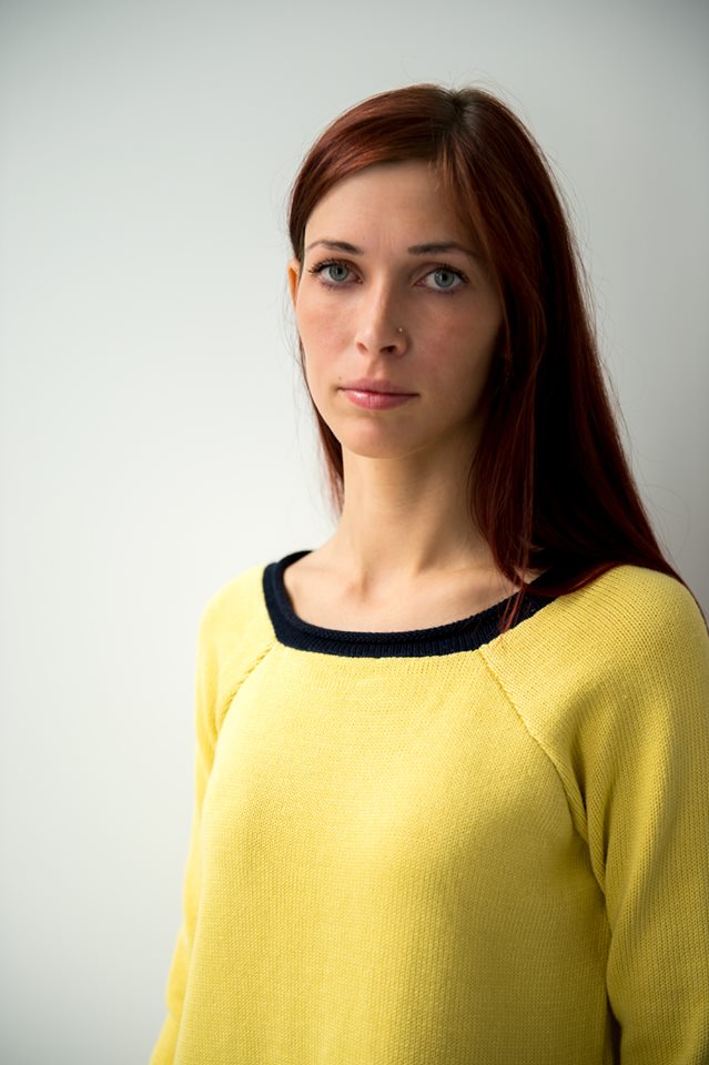 Šviečianti geltona suknelė su mėlynomis juostelėmis, dryžuota megzta mini suknelė