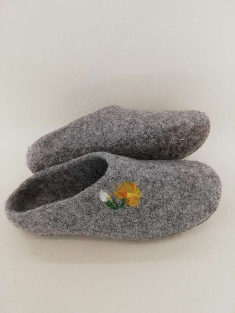Pilkos su gėlyte