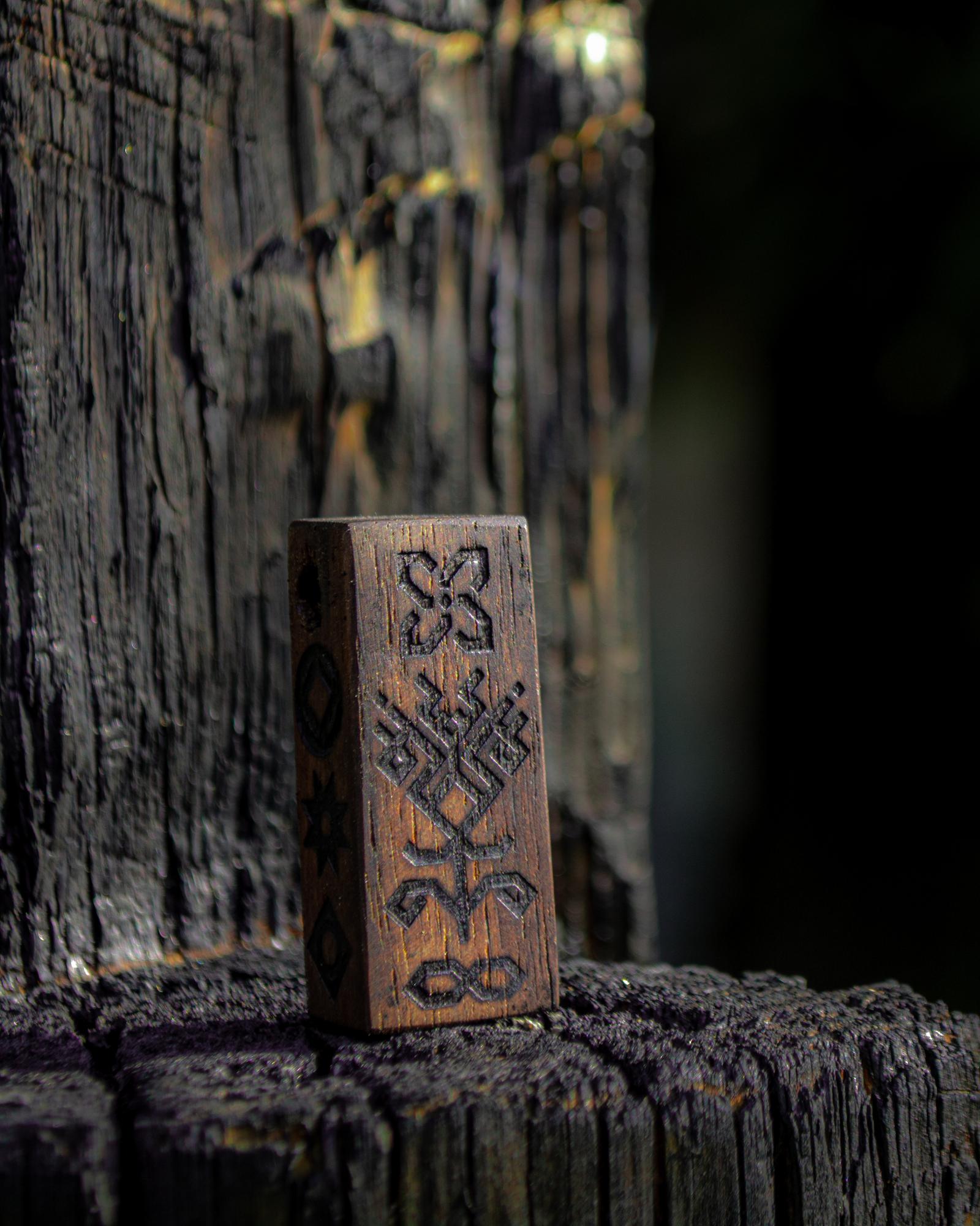 Pagoniškas Amuletas iš Raudonmedžio - Gyvybės Medis pusiausvyroje pirmapradžių pradų priešybėje