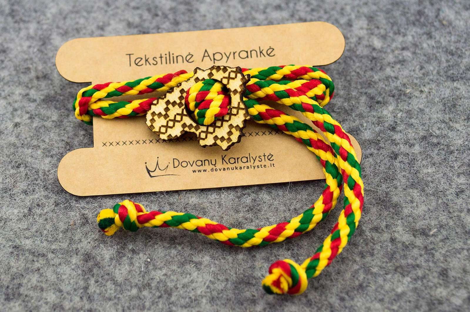 Tekstilinė apyrankė su medine sagtele