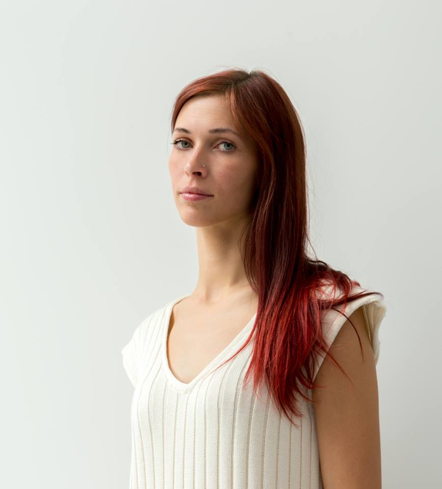 Pliusuota megzta suknelė, kreminė balta vasarinė suknelė
