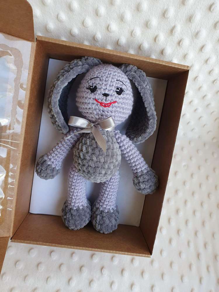 Nerta zuikutė dovanų dėžutėje ,dydis 22 cm