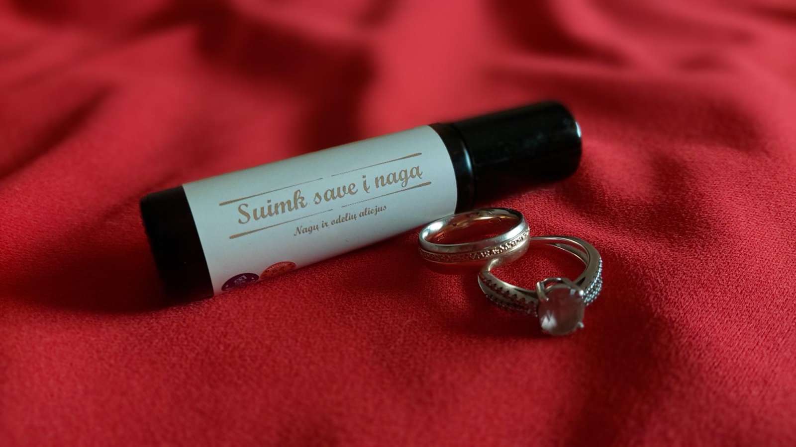 Nagų ir odelių aromaterapinis aliejus SUIMK SAVE Į NAGĄ