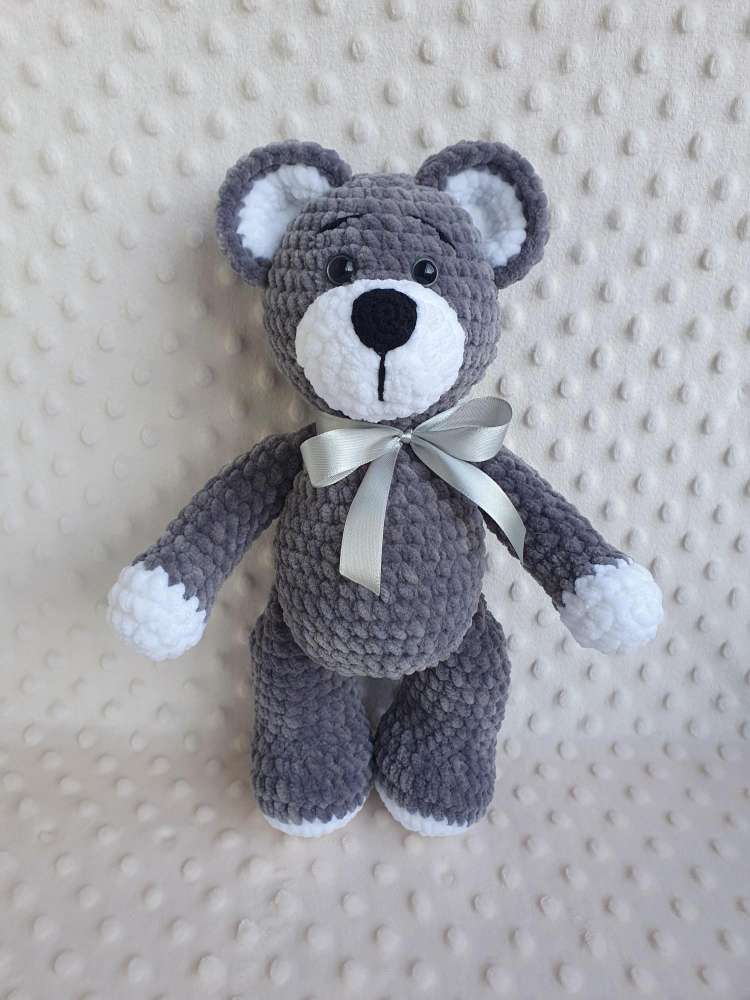 Rankų darbo nėrimo Meškutis dovanų dėžutėje su langeliu , ūgis 20 cm