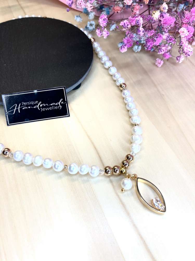 Upinių perlų vėrinys „Elegancija“