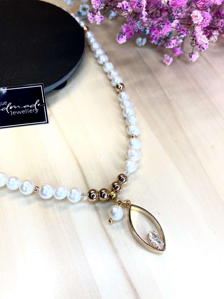 Upinių perlų vėrinys „Elegancija“