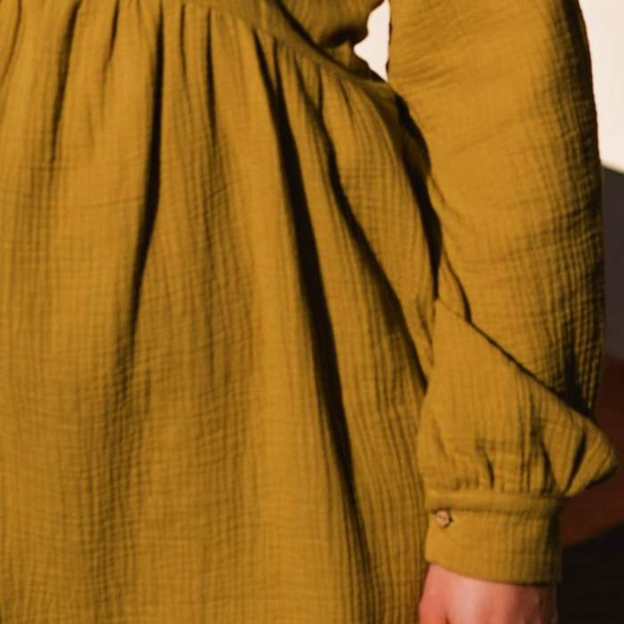 Marškinių stiliaus muslino suknelė su ilgomis plačiomis rankovėmis