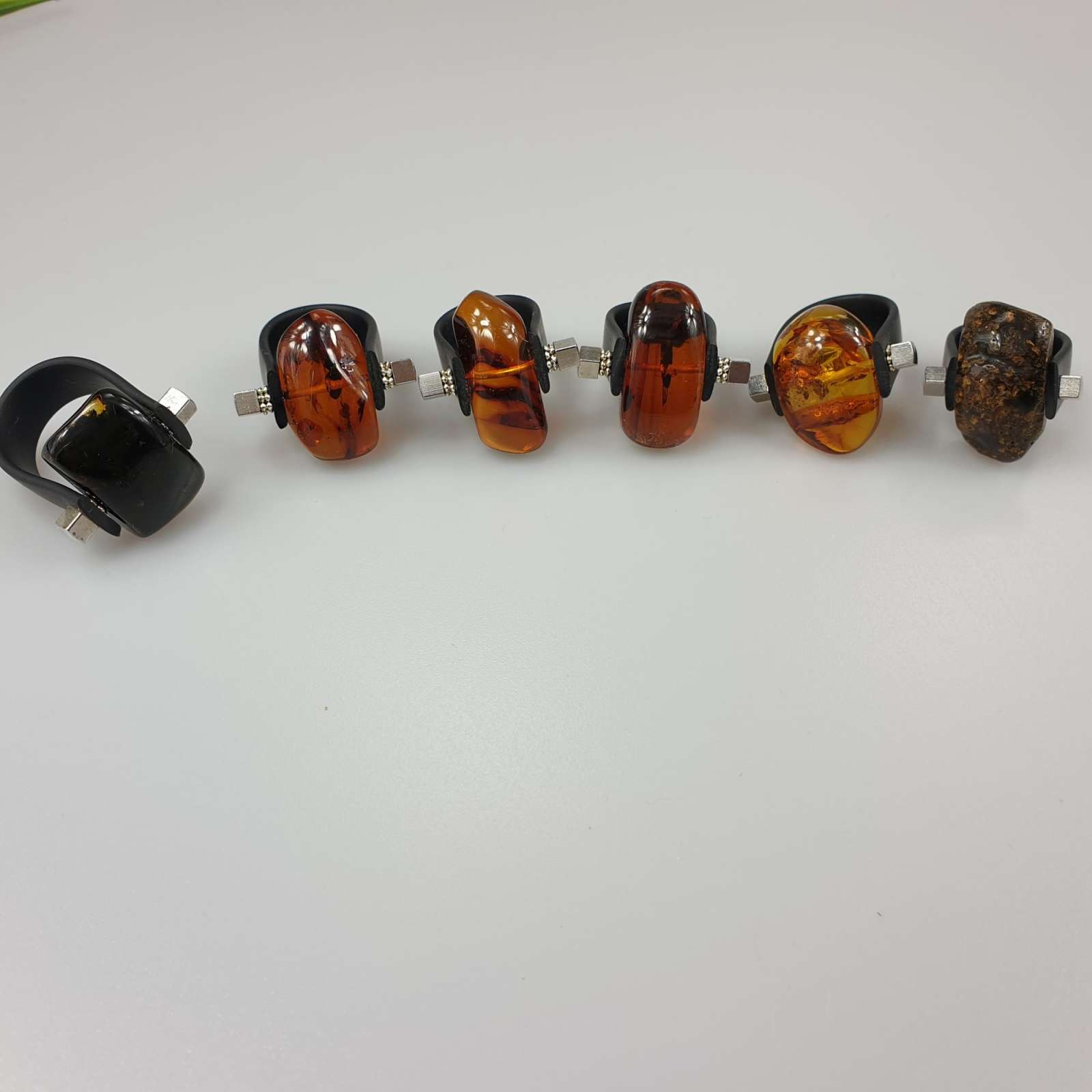 Gintarinis žiedas rankų darbo