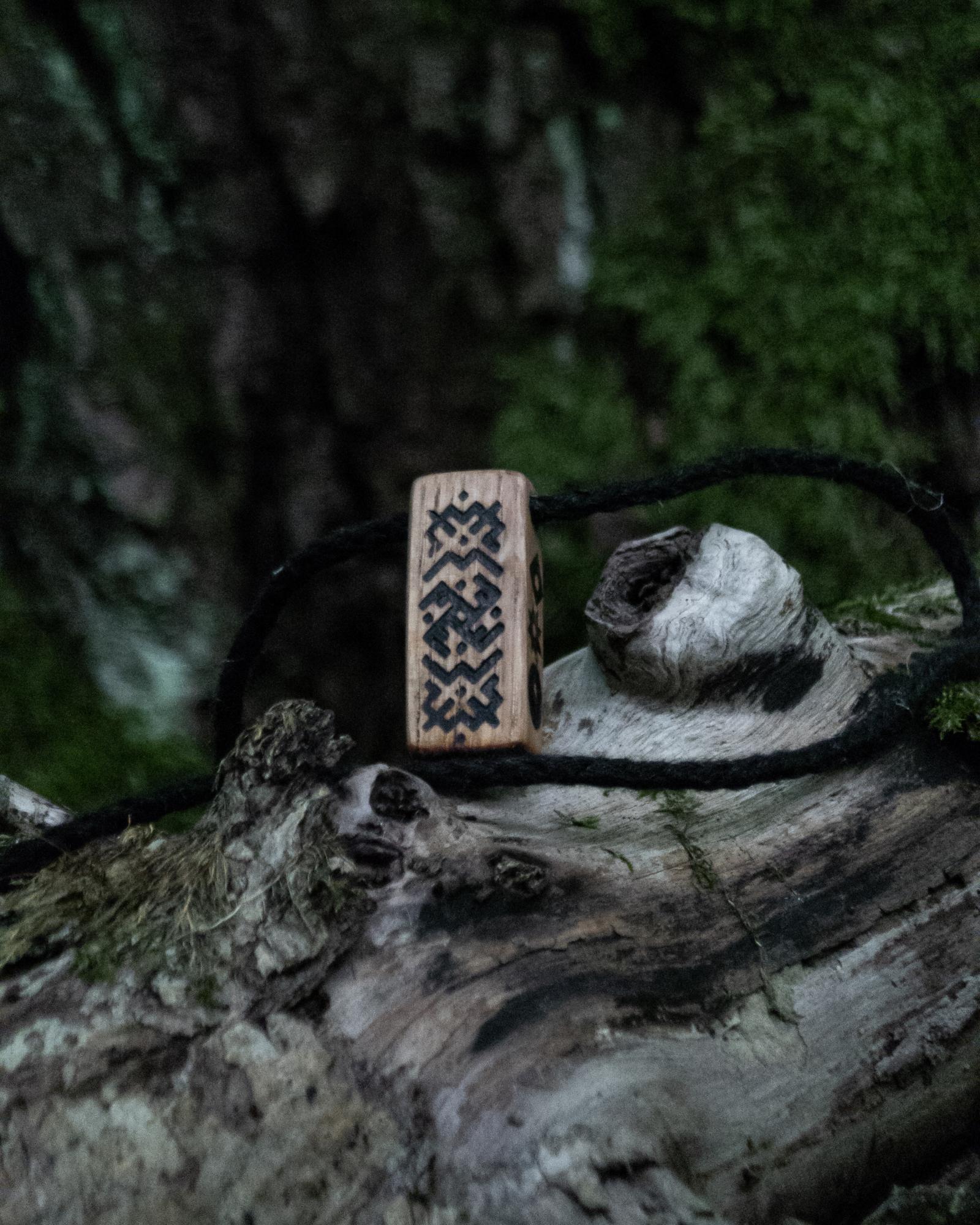 Pagoniškas Amuletas iš Ąžuolo - Pasaulio medžio žieduose įsisukūsi perkūniška jėga