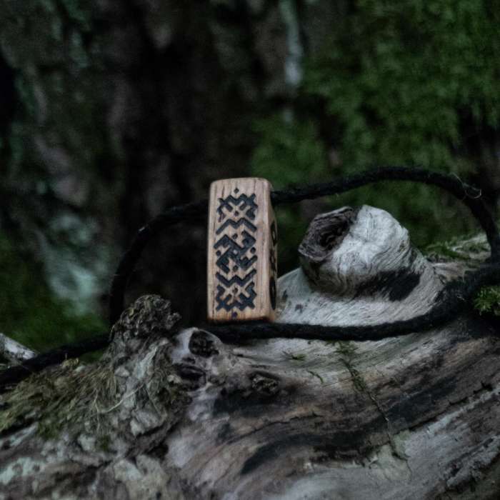 „Pagoniškas" Amuletas iš Ąžuolo - Pasaulio medžio žieduose įsisukūsi perkūniška jėga