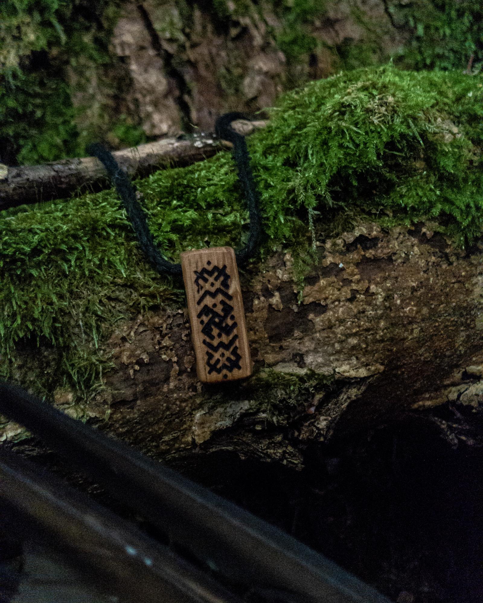 Pagoniškas Amuletas iš Ąžuolo - Pasaulio medžio žieduose įsisukūsi perkūniška jėga