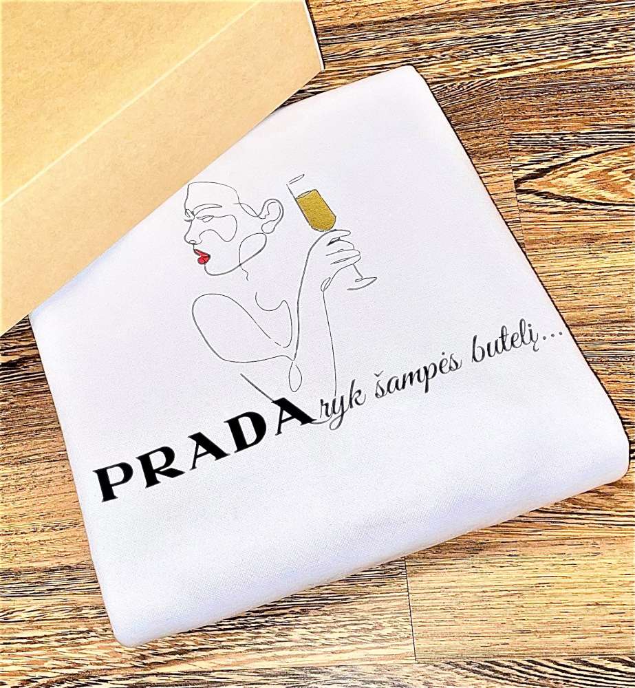 Džemperis be gobtuvo: PRADAryk šampės butelį...