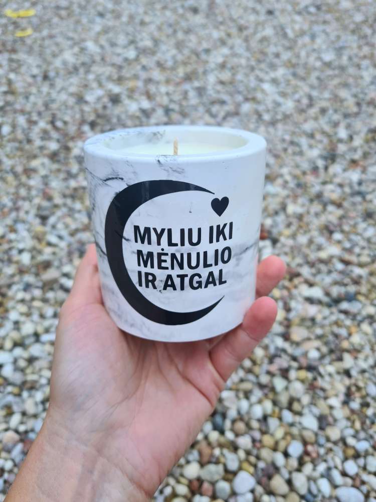 Dovana dėžutėje žvakė su užrašu Myliu iki mėnulio ir atgal