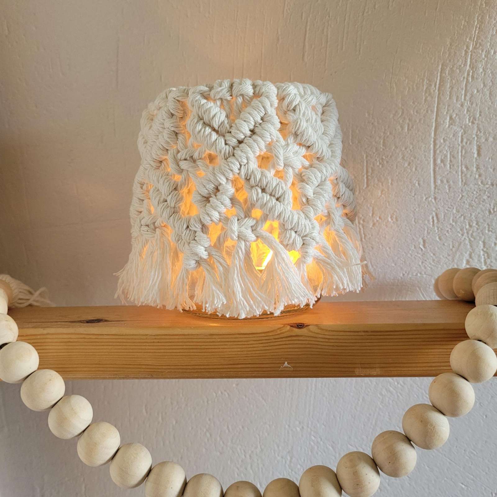 Makrame žvakidė romantiškai aplinkai sukurti