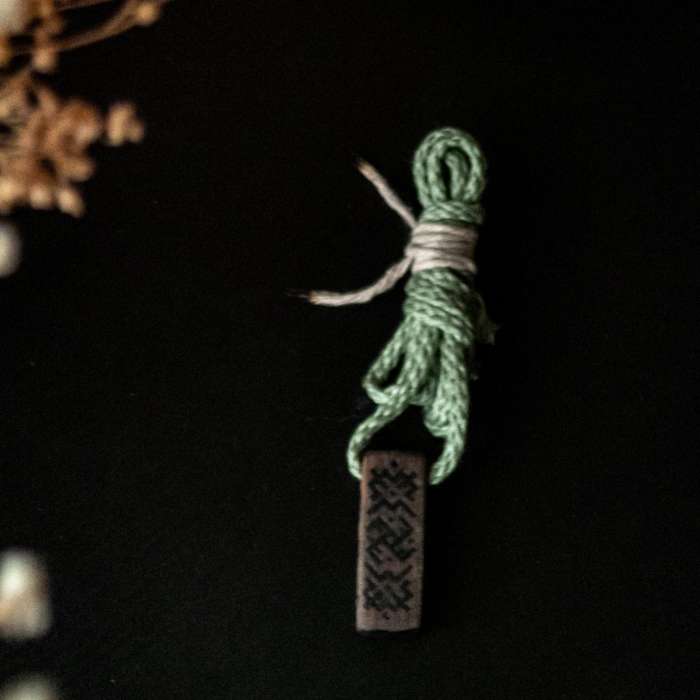 „Pagoniškas" Amuletas iš Ąžuolo - Pasaulio medžio žieduose įsisukūsi perkūniška jėga