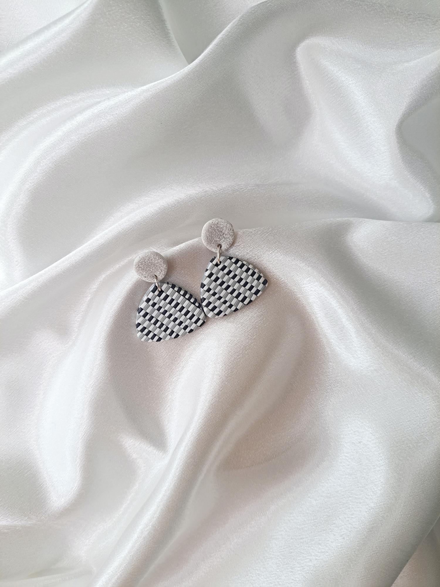 Rankų darbo auskarai iš polimerinio molio, kurie savo dizainu primena šachmatus.