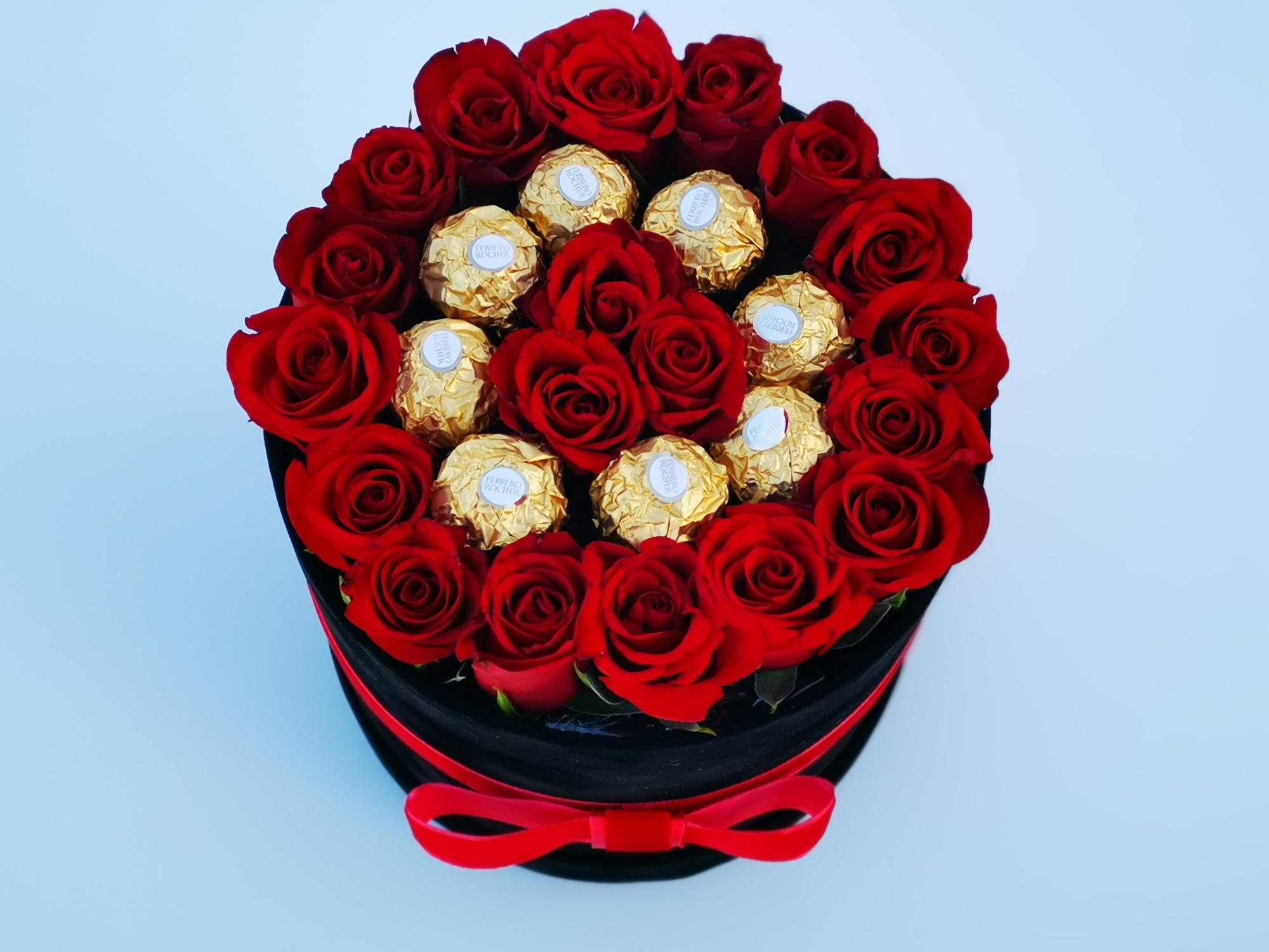 Gėlių dėžutė su saldainiais „Ferrero Rocher“