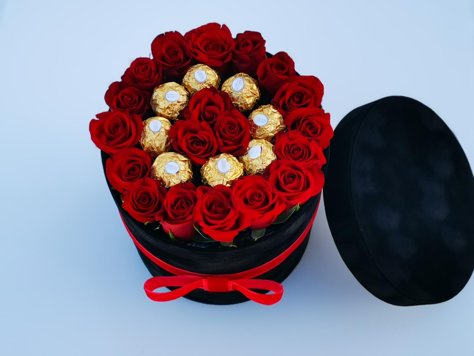 Gėlių dėžutė su saldainiais „Ferrero Rocher“
