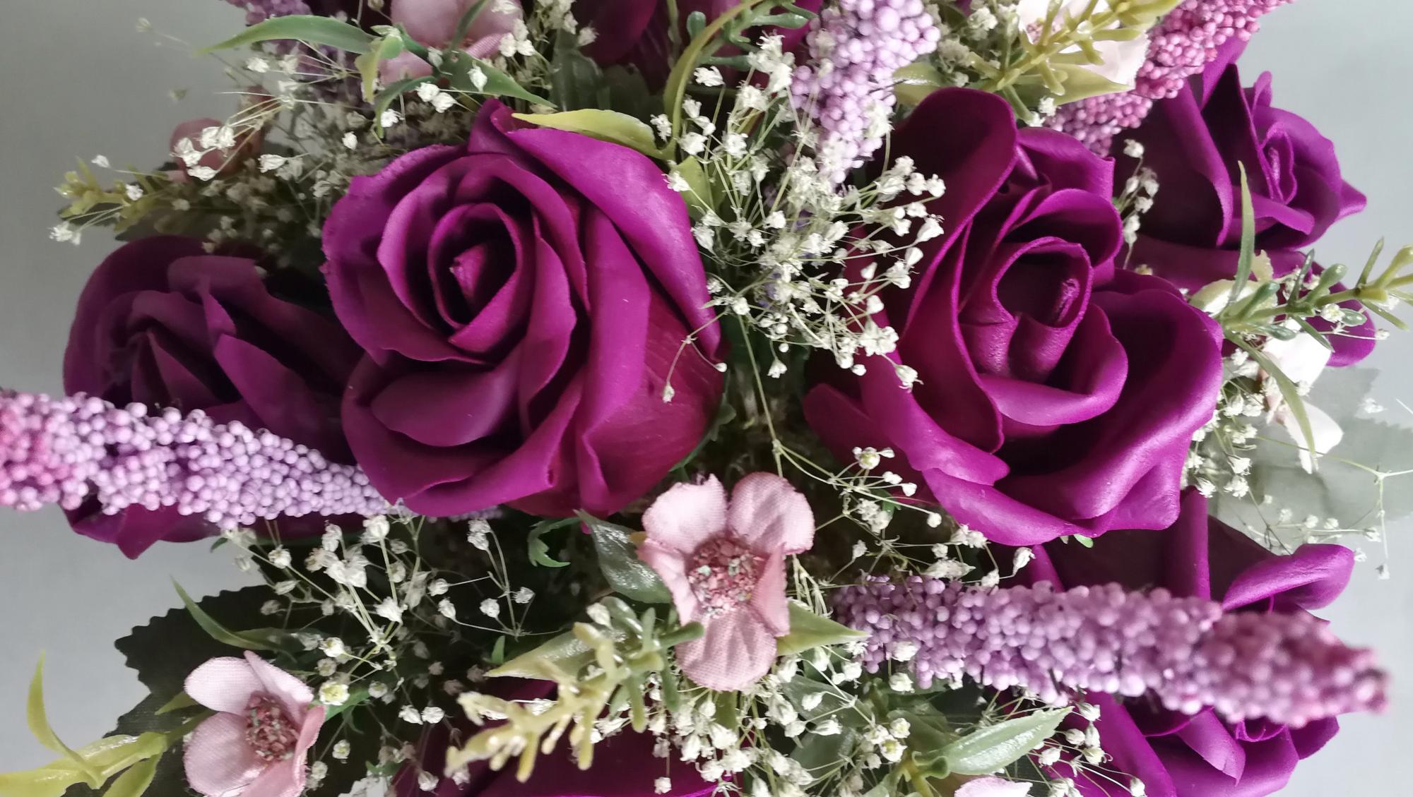 Tamsiai violetinės plono muilo rožės dėžutėje