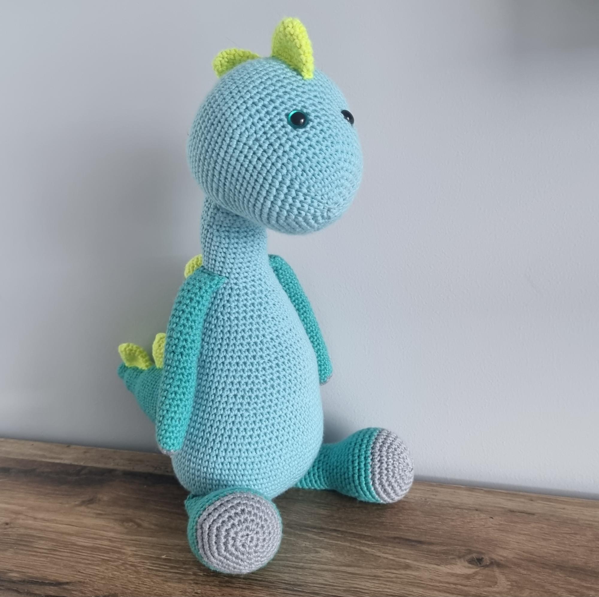 Rankų darbo nertas dinozauriukas Dijus