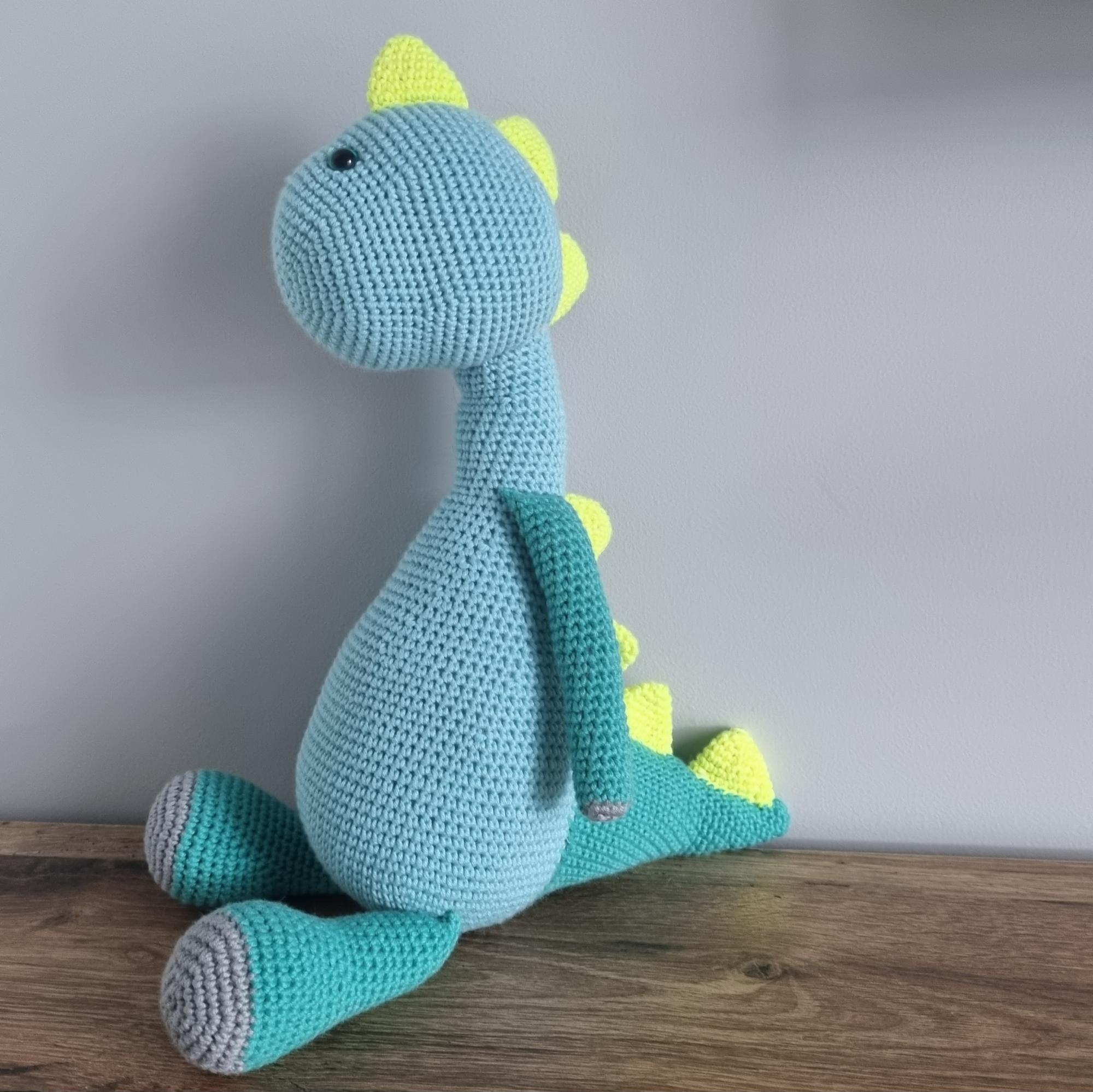Rankų darbo nertas dinozauriukas Dijus