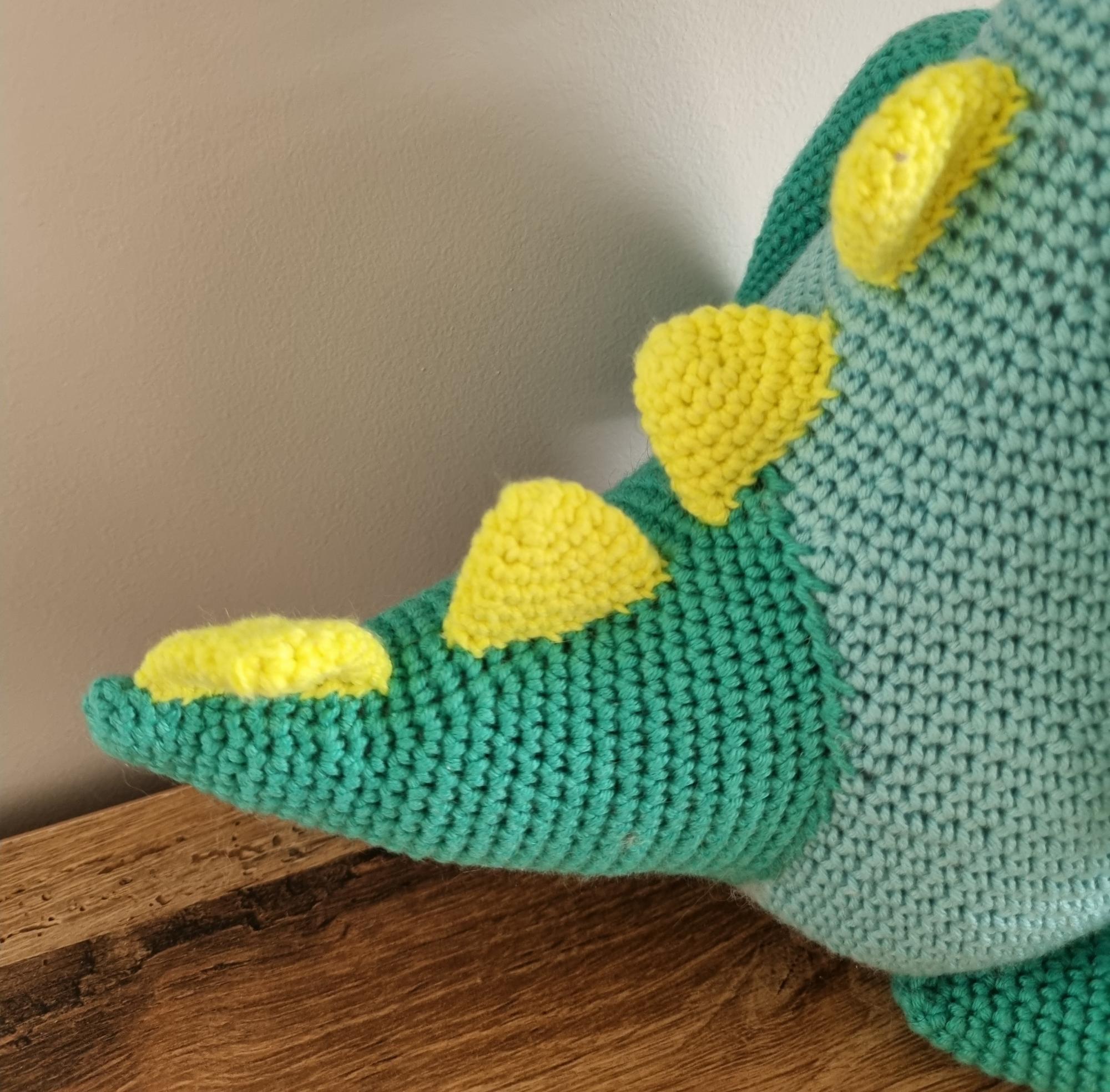 Rankų darbo nertas dinozauriukas Dijus