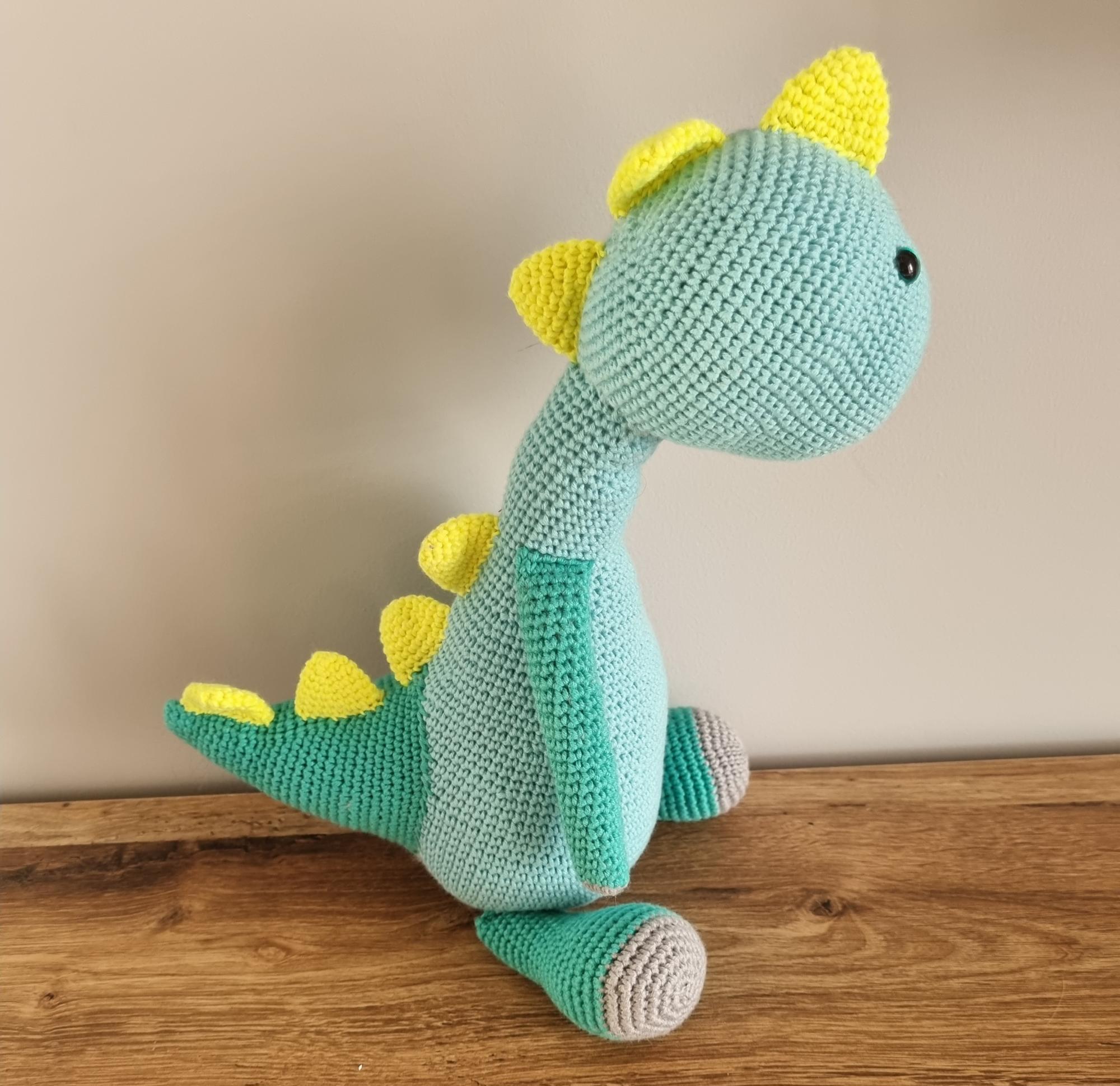 Rankų darbo nertas dinozauriukas Dijus