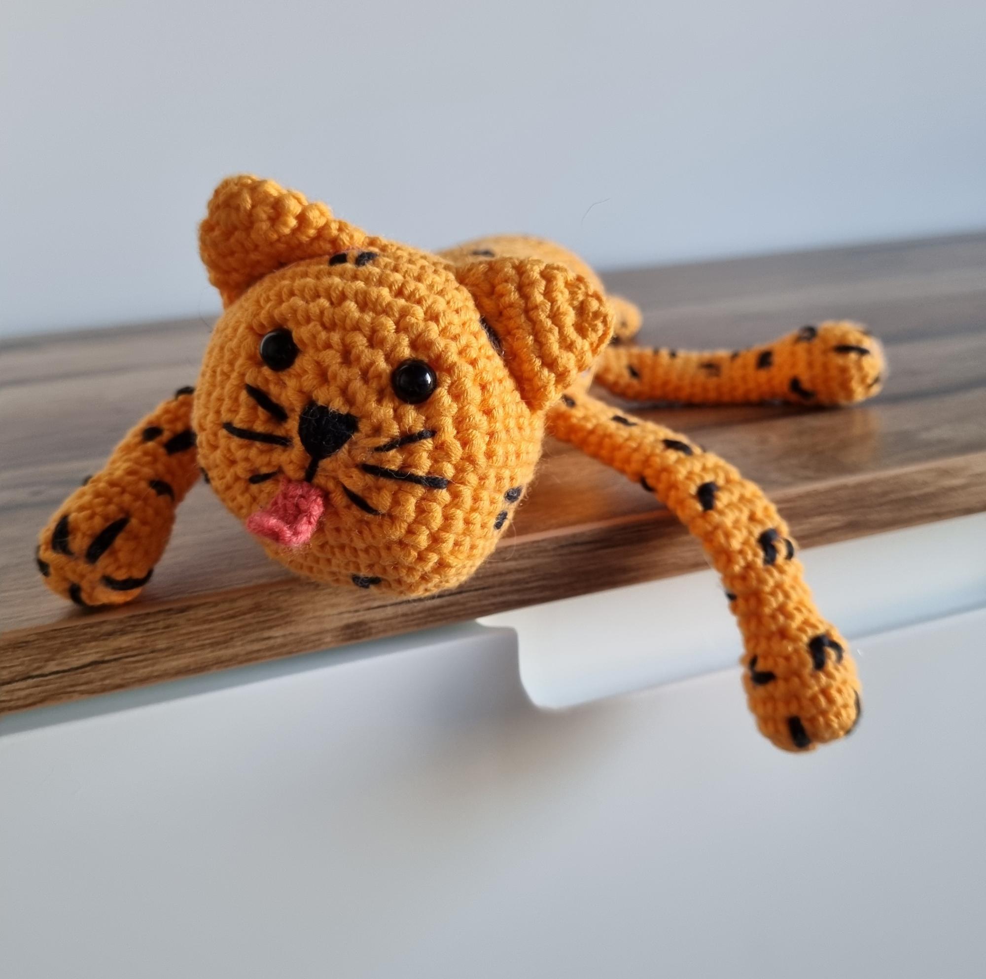 Rankų darbo nertas leopardas