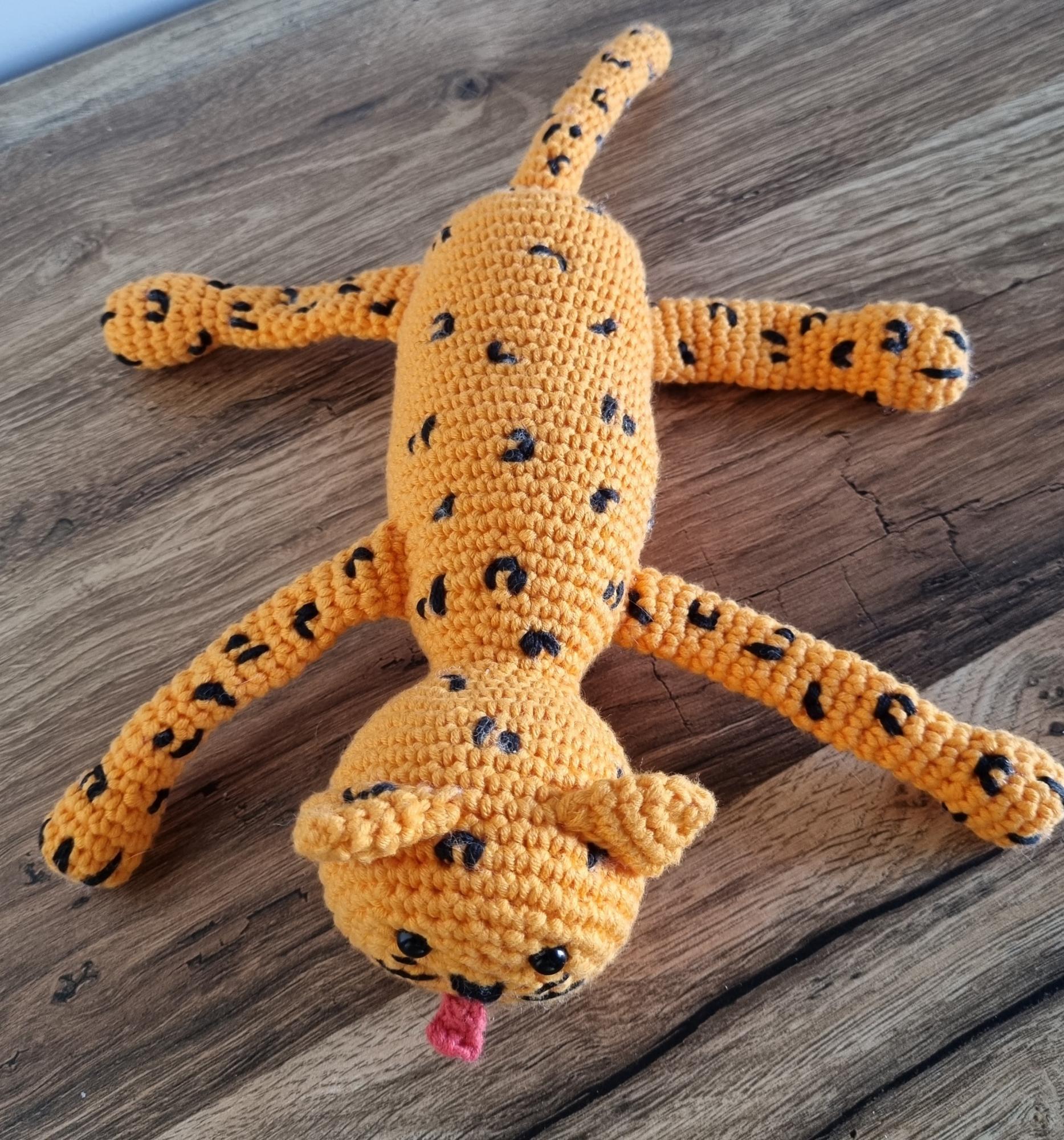 Rankų darbo nertas leopardas