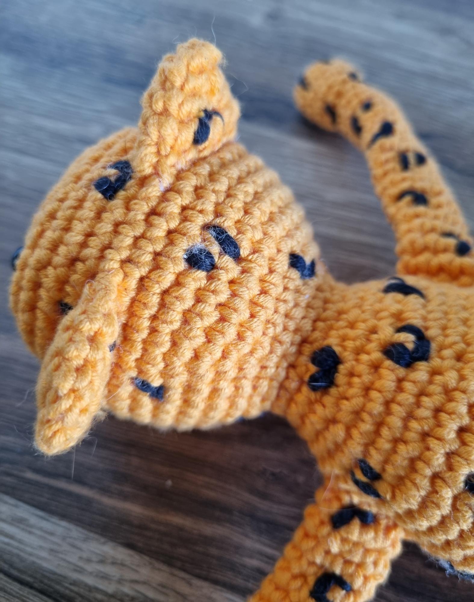 Rankų darbo nertas leopardas