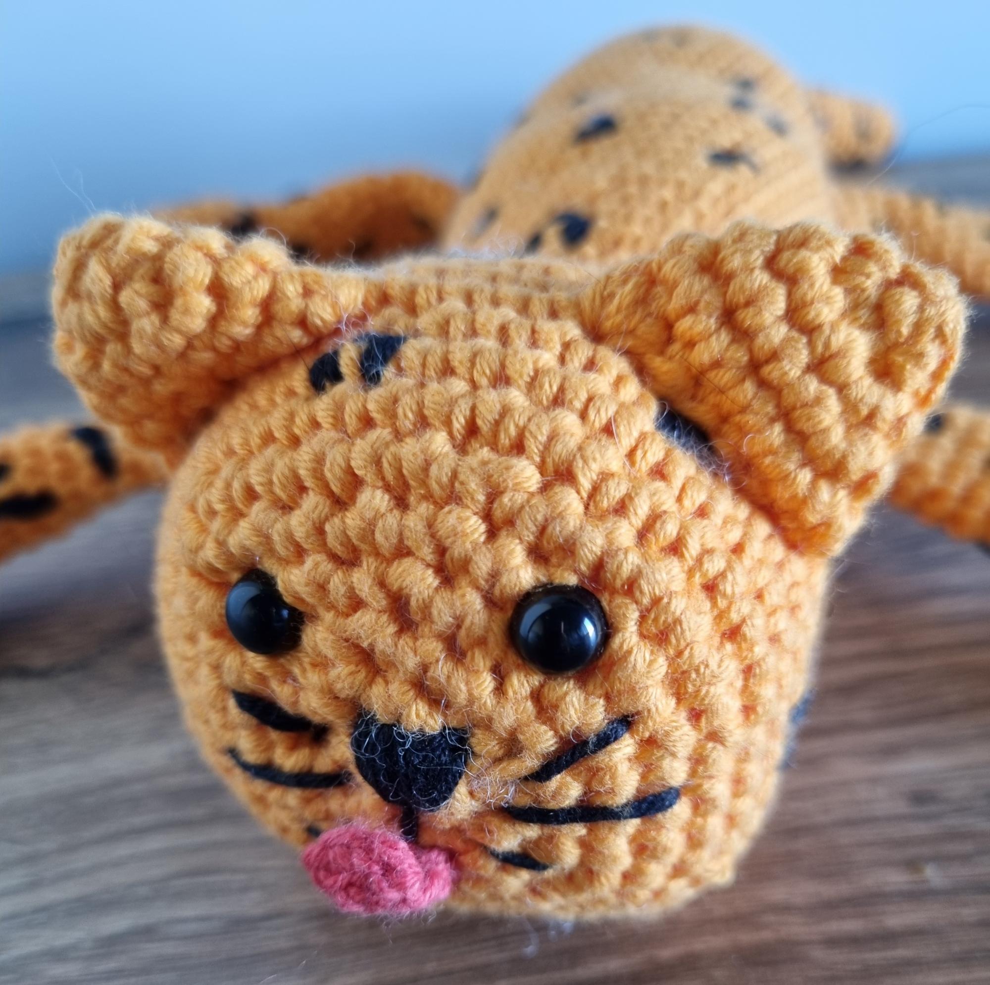 Rankų darbo nertas leopardas