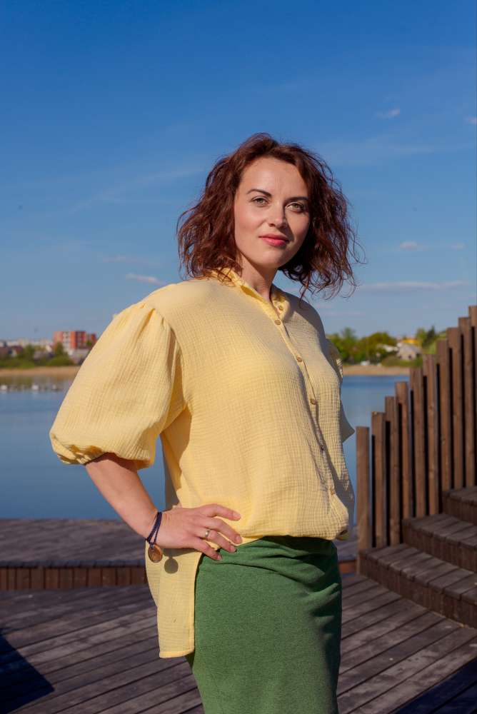 Oversize muslino marškiniai pūstomis rankovėmis
