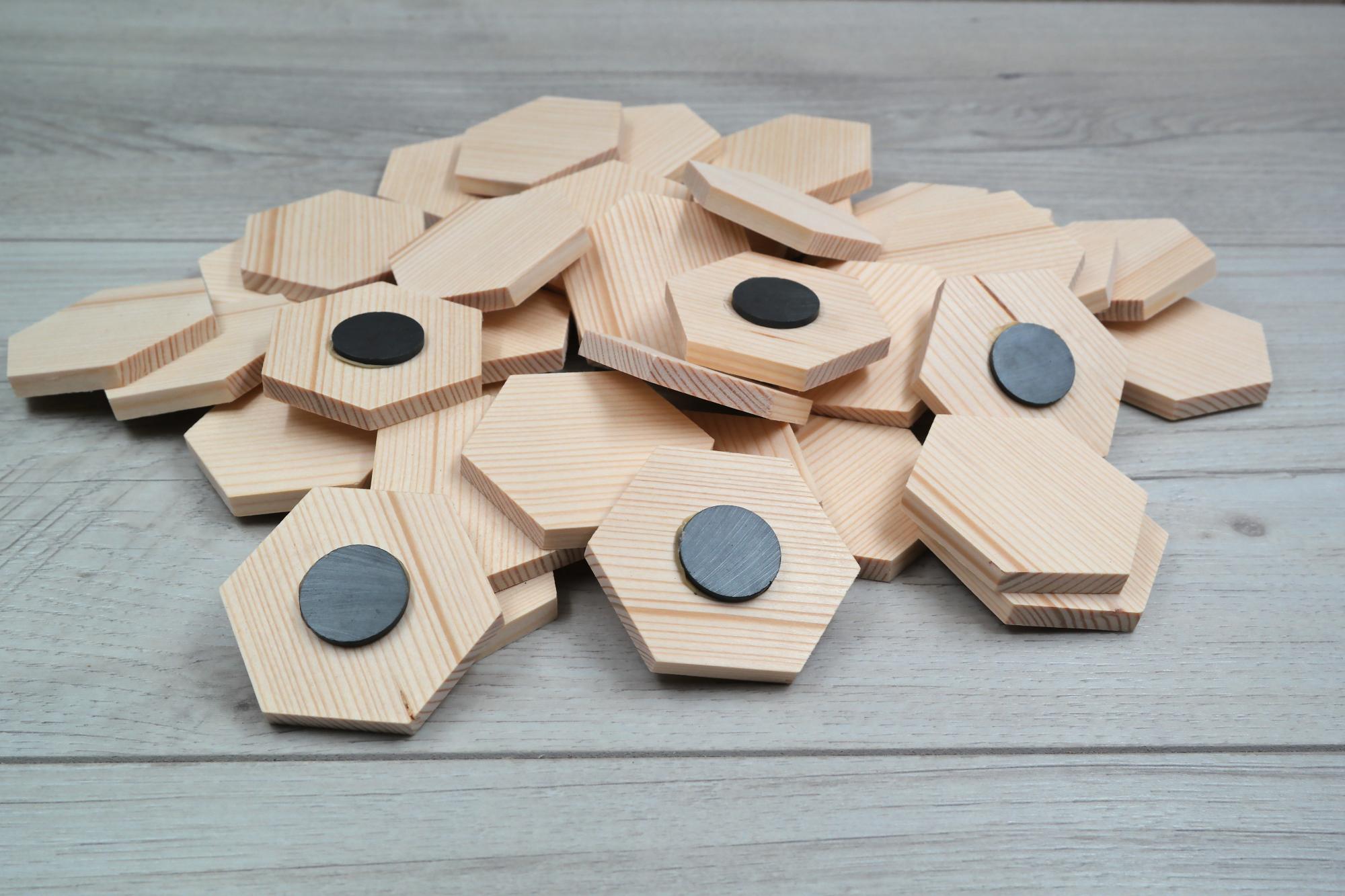 Šiašiakampiai pušies magnetukai 55x47mm