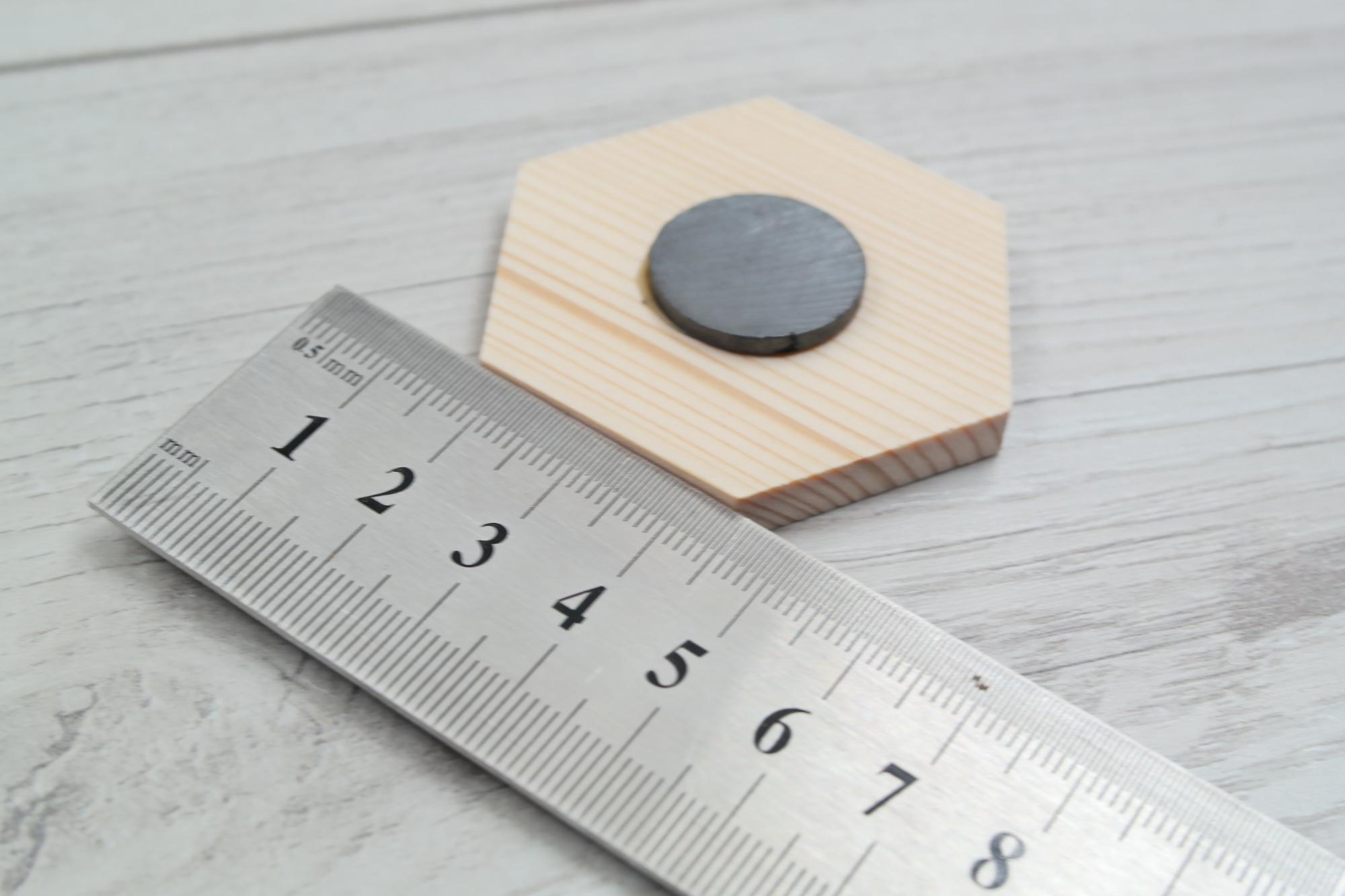 Šiašiakampiai pušies magnetukai 55x47mm