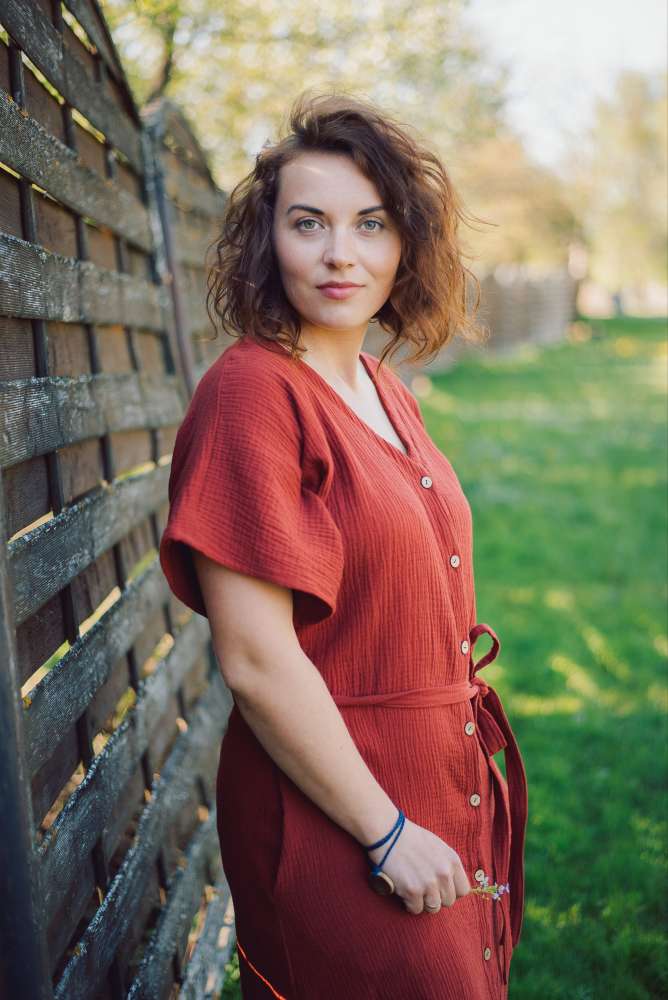 Ilga muslino suknelė trumpomis reglano stiliaus rankovėmis
