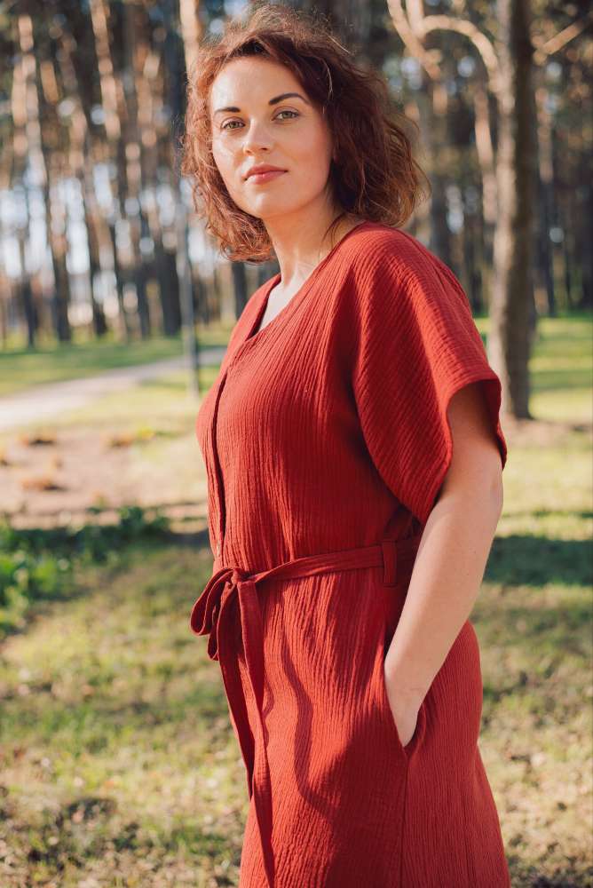 Ilga muslino suknelė trumpomis reglano stiliaus rankovėmis