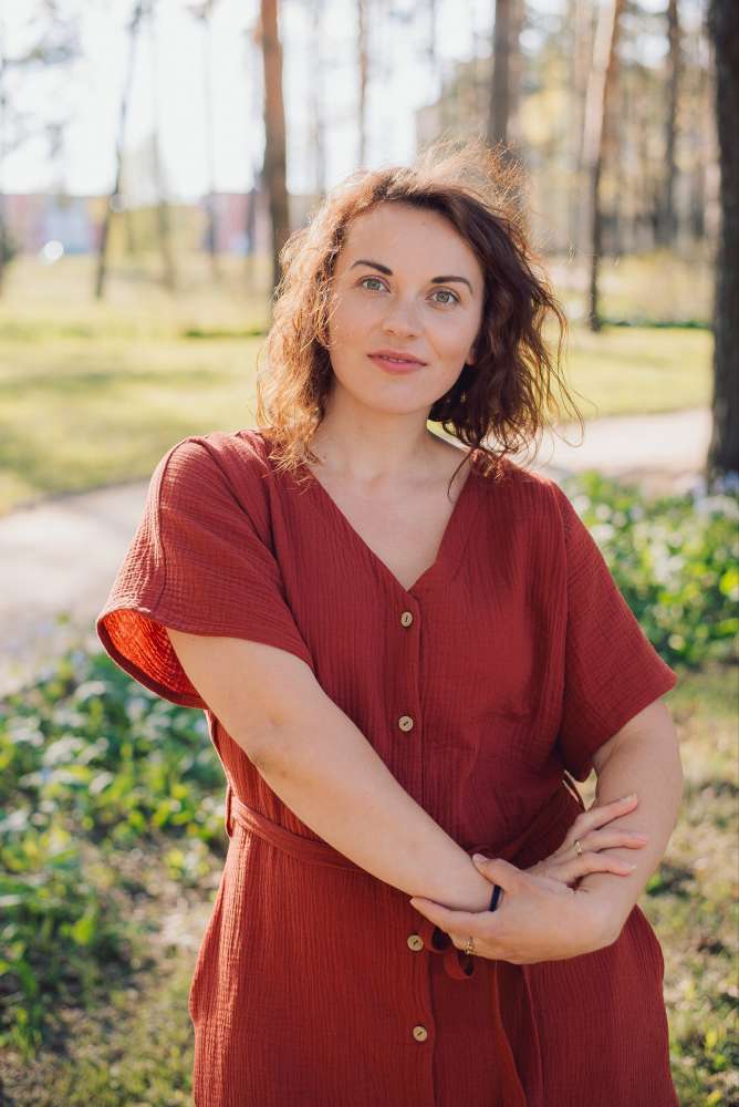 Ilga muslino suknelė trumpomis reglano stiliaus rankovėmis