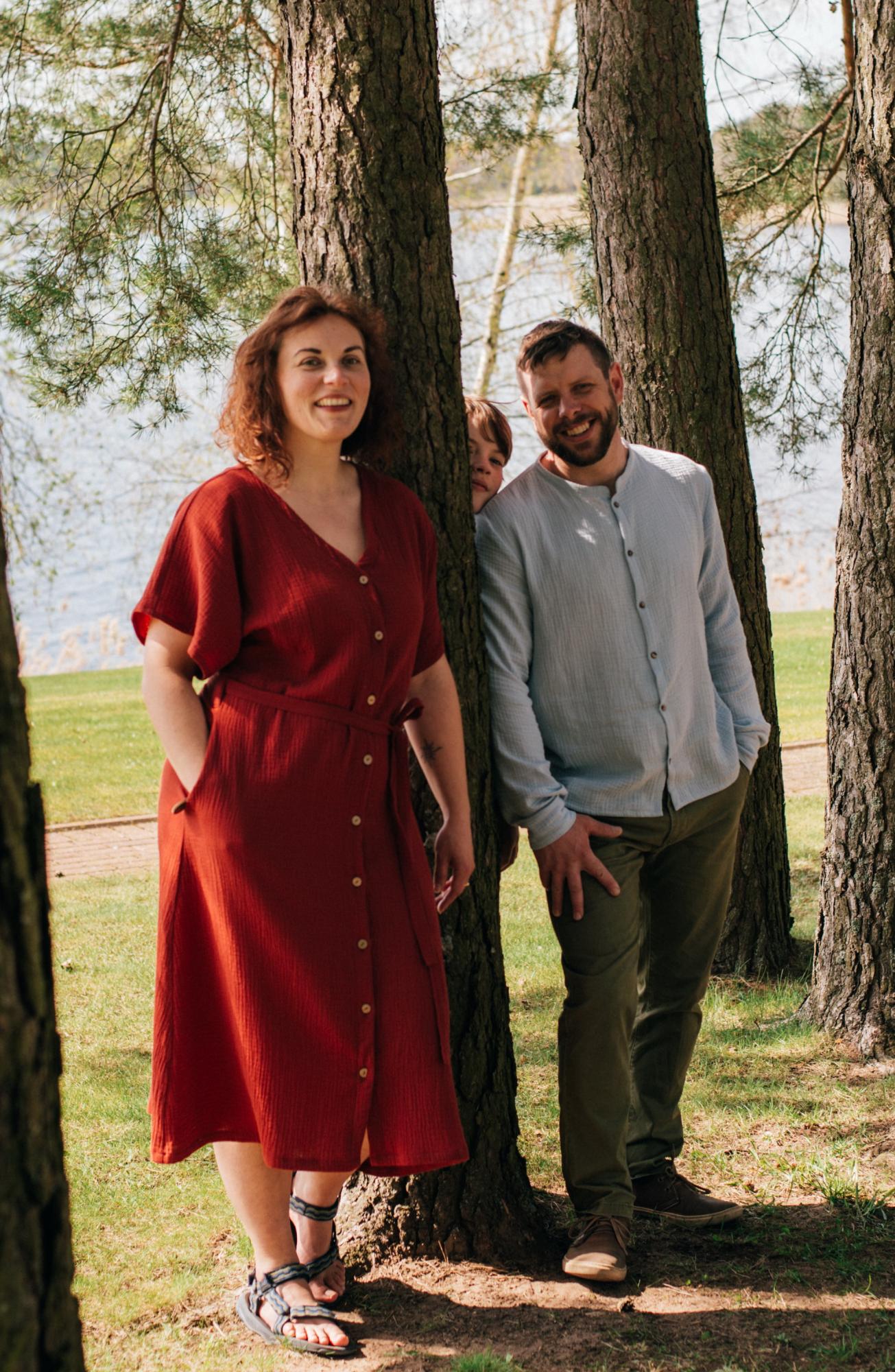 Ilga muslino suknelė trumpomis reglano stiliaus rankovėmis