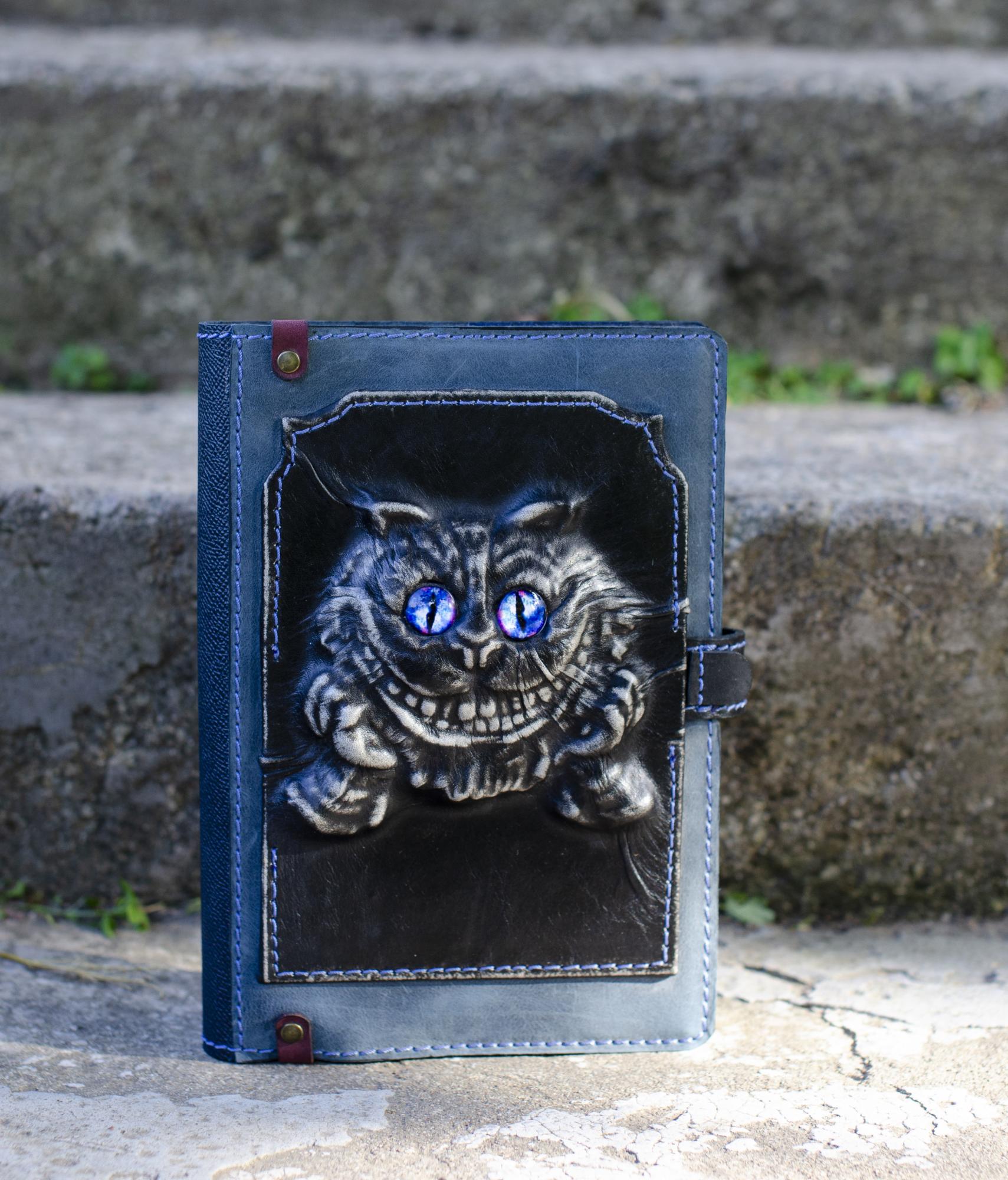 ''We all mad here'' užrašinė iš odos.